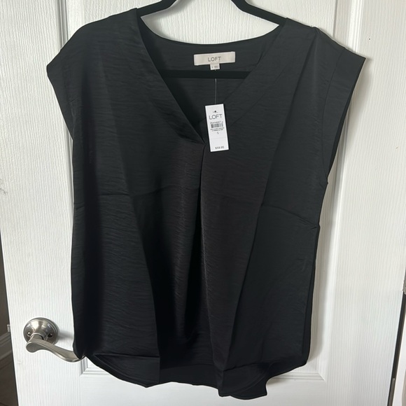 Loft Satin Cap Sleeve V-Neck Top. Black size small. NWT - Picture 3 of 7